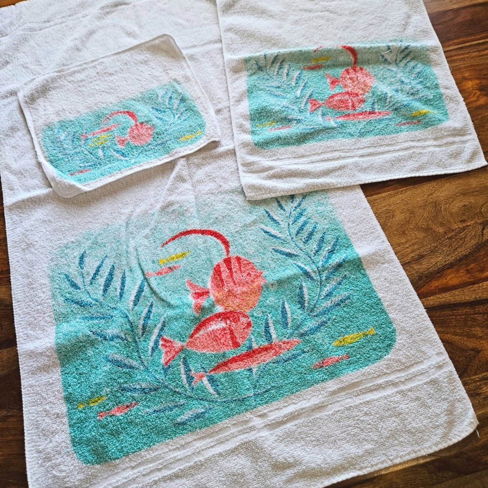 Vintage Cone 3pc Bathroom Towel Set White Teal Red Fish Coastal MCM Retro Kitsch